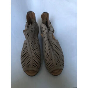 Earth Women’s Keri Taupe perforated ankle bootie sz 6.5B